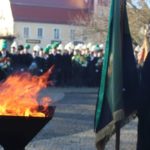 Wiązanki kwiatów pod pomnikiem odkrywcy polskiej miedzi – FOTO