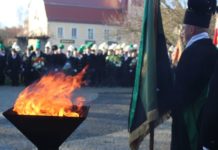 Wiązanki kwiatów pod pomnikiem odkrywcy polskiej miedzi – FOTO