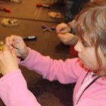 Miedziane błyskotki robione przez dzieci – FOTO