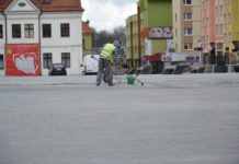 Wymieniają wadliwy kamień…