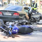 Hondą w Mitsubishi. Zderzenie motocykla i samochodu na skrzyżowaniu. – FOTO