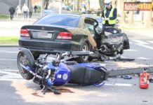 Hondą w Mitsubishi. Zderzenie motocykla i samochodu na skrzyżowaniu. – FOTO