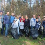 Posprzątali las przy pętli, czyli radni w akcji – FOTO