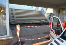 Kładka zawaliła się, droga zamknięta