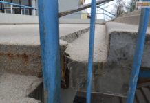 Kładka wali się, została zamknięta