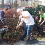Wolontariusze KGHM wspierają hospicjum, czyli wiosenne porządki czas start – FOTO