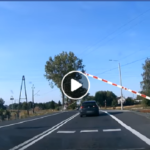 Między szlabanem a pociągiem pędzącym 120km/h. Rozsławił Lubin na całą Polskę