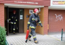 Dym w na klatce na Skłodowskiej – foto