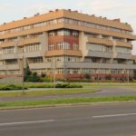 Pobił za napis „psikus” na jego drzwiach. Ruszył proces przed sądem