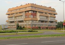 Pobił za napis „psikus” na jego drzwiach. Ruszył proces przed sądem