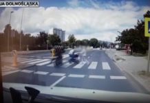 Motocyklista potrącił kobietę z wózkiem i pojechał – FILM