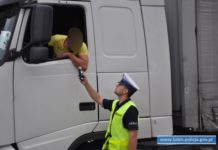 Na podwójnym gazie za kółkiem ciężarówki. Stracili prawo jazdy