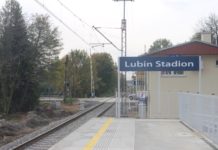 O krok od tragedii – autobus na przejeździe minimalnie minął się z pociągiem