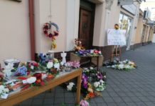 Kiermasz niedrogich stroików nagrobnych wykonanych przez niepełnosprawnych – FOTO