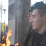 Kwiaty pod pomnikiem w 101 rocznicę – FOTO