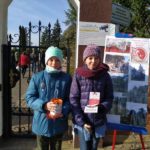 MłodzI wolontariusze zbierali na groby Polaków na Ukrainie