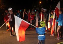 Nocny bieg niepodległości w kaskach dla Gai – FOTO