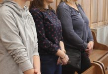 Winny pobicia i gróźb podczas Halloween, ale postępowanie umorzono warunkowo na rok