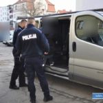 5 lat za chodzenie po samochodzie.