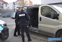 5 lat za chodzenie po samochodzie.