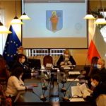 Sesja w maseczkach i rękawiczkach