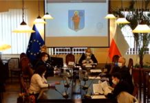 Sesja w maseczkach i rękawiczkach