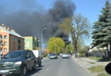 Kłęby czarnego dymu nad Ścinawą