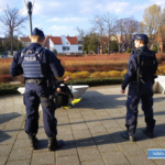 Policjanci egzekwują przepisy w związku z epidemią koronawirusa