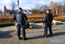 Policjanci egzekwują przepisy w związku z epidemią koronawirusa