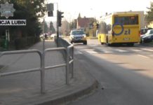 Jeżdżą i apelują o pozostanie w domach