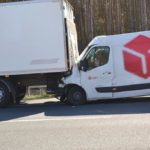 Kurier wjechał w ciężarówkę