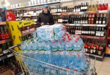 Kibice pomagają tam, gdzie jest potrzeba. Woda dla zakładów opiekuńczych