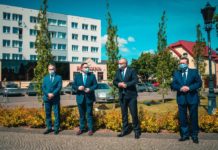 Polkowice. Zasadzili dęby w rocznicę odrodzenia samorządu w Polsce