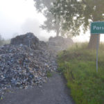 Tony śmieci wysypane na drogę