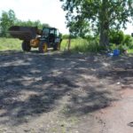 Droga posprzątana, odpady na wysypisku