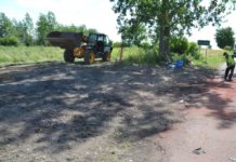 Droga posprzątana, odpady na wysypisku