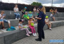 Jak być bezpiecznym na wakacjach? Spotkanie policjantki z dziećmi