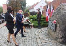 Kwiaty pod Murem Pamięci na rocznicę wybuchu wojny