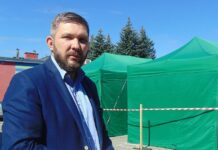 Zielone namioty przed polkowicką przychodnią