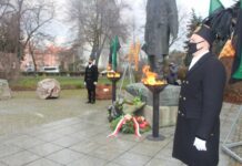 Barbórka 2020- kwiaty pod pomnikiem – FOTO