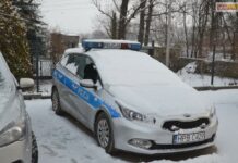 Trzy radiowozy z wybitymi szybami