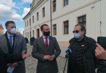 Obiecanego aquaparku nie ma, a chcą burzyć basen