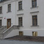 Młodzi strażacy w pałacowych komnatach