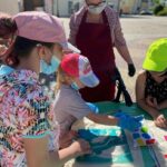 Ruch na polkowickim rynku. Akcja malowania toreb i plecaków