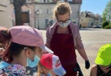 Ruch na polkowickim rynku. Akcja malowania toreb i plecaków