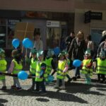 Dzień Niezapominajki. Pochód w kolorze niebieskim przeszedł ulicami Polkowic