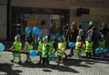 Dzień Niezapominajki. Pochód w kolorze niebieskim przeszedł ulicami Polkowic