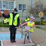Przedszkolaki zdobywają wiedzę pod okiem strażników miejskich
