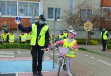 Przedszkolaki zdobywają wiedzę pod okiem strażników miejskich