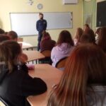 Policjanci uświadamiają ósmoklasistów
